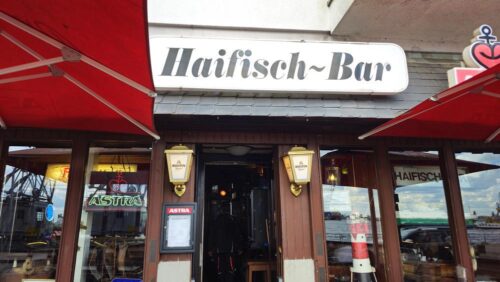Die Haifischbar in Hamburg, außen eher unscheinbar, innen voller Geschichte.