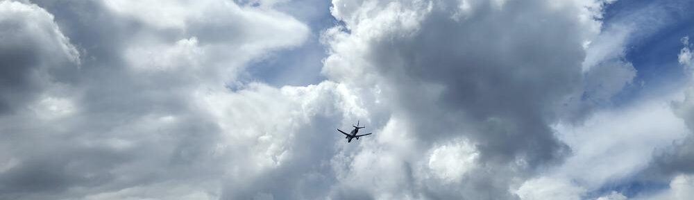 Vermutlich ein Airbus Beluga über Hamburg, diesmal nicht nur als Punkt am Himmel ;-)