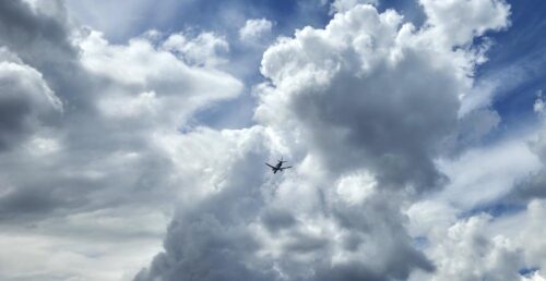 Vermutlich ein Airbus Beluga über Hamburg, diesmal nicht nur als Punkt am Himmel ;-)