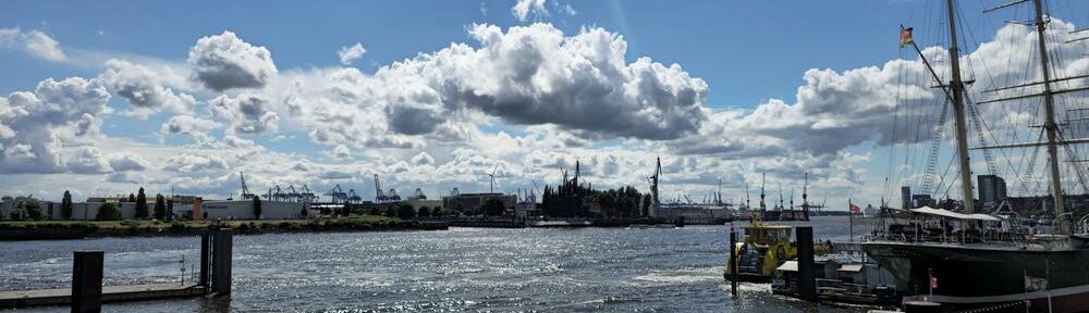 Hamburger Hafen nach einer langen Woche, schön anzusehen, aber heute bitte nur noch im Sitzen.