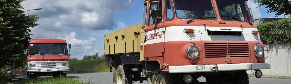 Aus der Abteilung Retrofimmel: Vorne ein alter Robur, hinten der alte Bekannte, und mein Kopf sagt sofort: Foto! ;-)