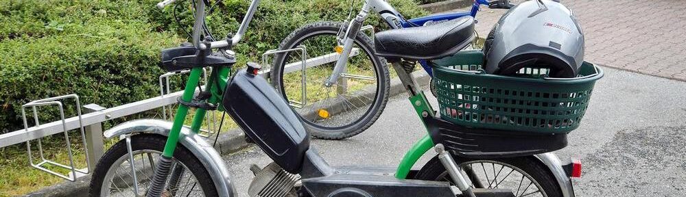 Altes Solo-Mofa auf dem Parkplatz