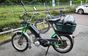Altes Solo-Mofa auf dem Parkplatz