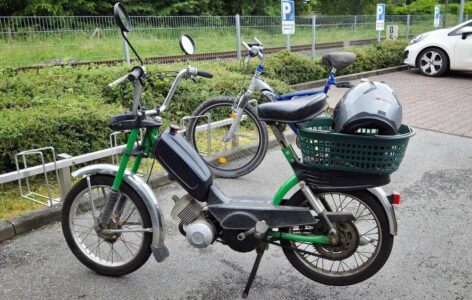 Altes Solo-Mofa auf dem Parkplatz