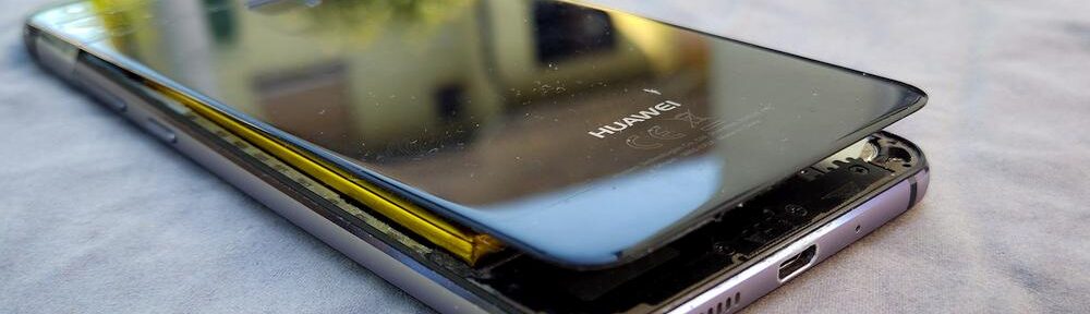 Huawei-Smartphone mit angehobenem Rückdeckel, verursacht durch einen sichtbar aufgeblähten Akku.