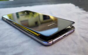 Huawei-Smartphone mit angehobenem Rückdeckel, verursacht durch einen sichtbar aufgeblähten Akku. Huawei-Smartphone mit angehobenem Rückdeckel, verursacht durch einen sichtbar aufgeblähten Akku.