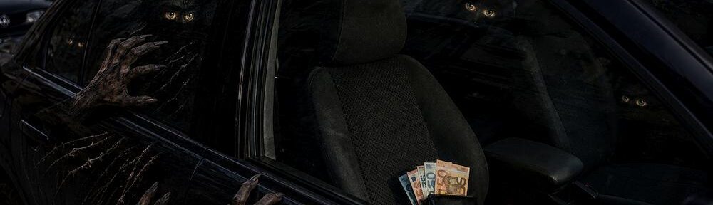 Ein Auto mit Geldbörse auf dem Beifahrersitz, während gierige Augen und krallenartige Hände nach dem Geld spähen.
