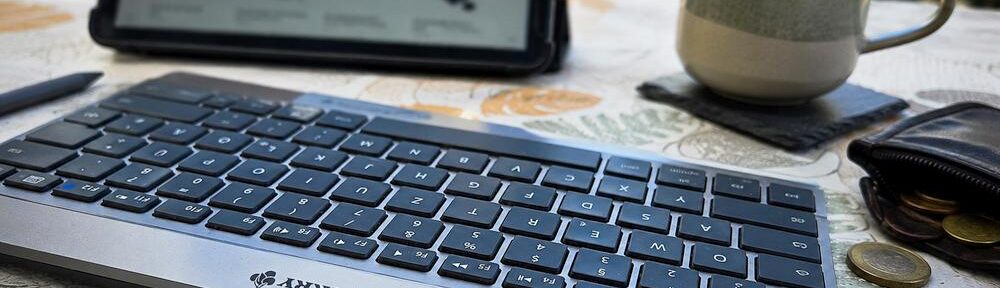 CHERRY Bluetooth-Tastatur mit ein bisschen KI-Tischdeko 😉