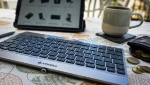 CHERRY Bluetooth-Tastatur mit ein bisschen KI-Tischdeko 😉