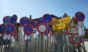 Verkehrszeichen für Halteverbote, Tempolimits und Umleitungen stehen dicht gedrängt