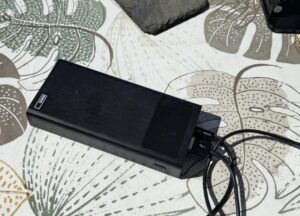 Powerbank als Energiespeicher für den mobilen Arbeitsplatz im Garten.