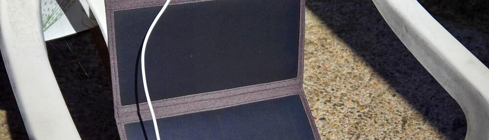 Solarpanel versorgt einen kleinen USB-Ventilator im Garten.
