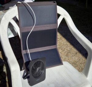 Solarpanel versorgt einen kleinen USB-Ventilator im Garten.