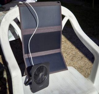 Solarpanel versorgt einen kleinen USB-Ventilator im Garten.