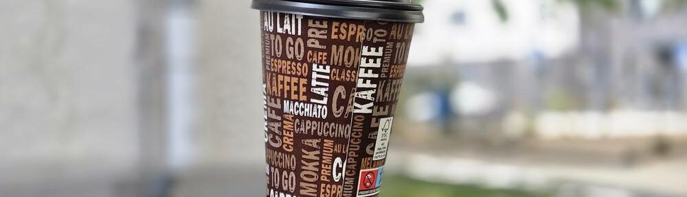 Coffee-to-go-Becher in Offenbach während eines Baustelleneinsatzes.