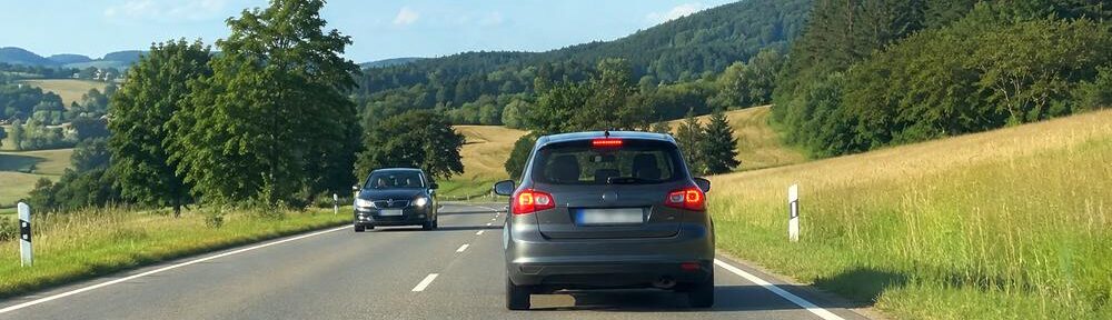 KI-generiert: Bremsen bei Gegenverkehr.