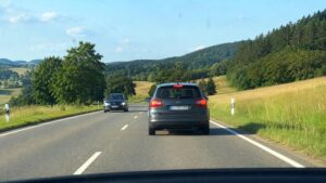 KI-generiert: Bremsen bei Gegenverkehr.