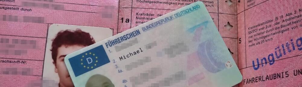 Mein alter rosa Führerschein von 1988 neben dem neuen Kartenführerschein, der ihn nach fast vier Jahrzehnten abgelöst hat.