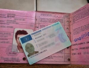 Mein alter rosa Führerschein von 1988 neben dem neuen Kartenführerschein, der ihn nach fast vier Jahrzehnten abgelöst hat.
