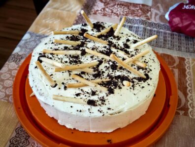 Kippenkuchen mit süßen Zigaretten und Krümeln als Asche, gebacken von Tochter S.