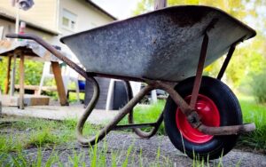 Alte Schubkarre, neues Rad und nach rund 15 Minuten wieder bereit für den Garten.