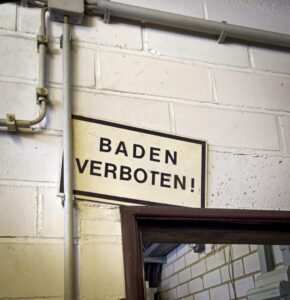 Baden verboten, im Keller direkt am Elektroraum.