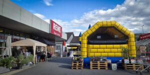 Aus „nur mal eben einkaufen“ wurde auf dem REWE-Parkplatz in Fürth ziemlich schnell Volksfeststimmung. 😁
