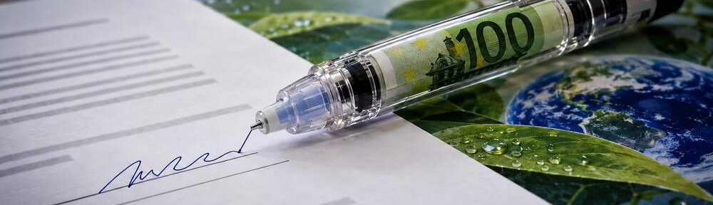 Der Hunderter steckt im Pen, die Nadel unterschreibt und Nachhaltigkeit darf die Unterlage spielen. KI-generiert.
